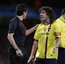 Puyol pide explicaciones a Massimo Busacca tras el penalti sobre Cesc.