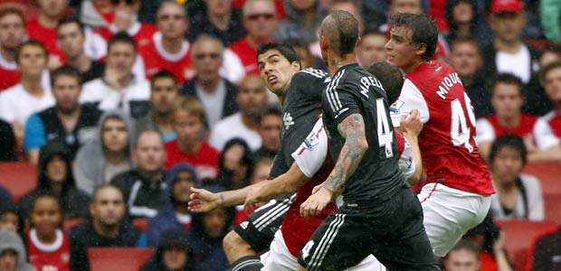 El jugador espa&ntilde;ol del Arsenal Ignasi Miquel (d) ha debutado en la Premier.
