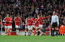 Denilson celebra con sus compa&ntilde;eros el segundo gol del Arsenal.
