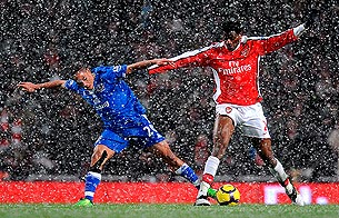 Arsenal y Manchester empatan sus partidos