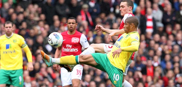 Thomas Vermaelen (2d), del Arsenal, lucha por el balón con Simeon Jackson (d), del Norwich City Thomas Vermaelen (2d), del Arsenal, lucha por el balón con Simeon Jackson (d), del Norwich City