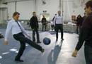 Artur Mas, el candidato de CiU, juega al f&uacute;tbol con varios periodistas tras un mitin celebrado en Vic el lunes 22