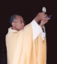 El arzobispo de Puerto Príncipe, Serge Miot, ha sido localizado muerto bajo los escombros del edificio episcopal. El arzobispo de Puerto Príncipe, Serge Miot, ha sido localizado muerto bajo los escombros del edificio episcopal.
