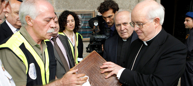 El arzobispo de Santiago de Compostela, Julián Barrio, comprueba el estado en el que se encuentra el Códice Calixtino. El arzobispo de Santiago de Compostela, Julián Barrio, comprueba el estado en el que se encuentra el Códice Calixtino.