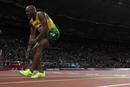 Asafa Powell lleg&oacute; dolorido a la meta tras lesionarse en el comienzo de la prueba.