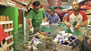 Ver v&iacute;deo  'Asalto a dos supermercados: se llevan comida para un comedor social'