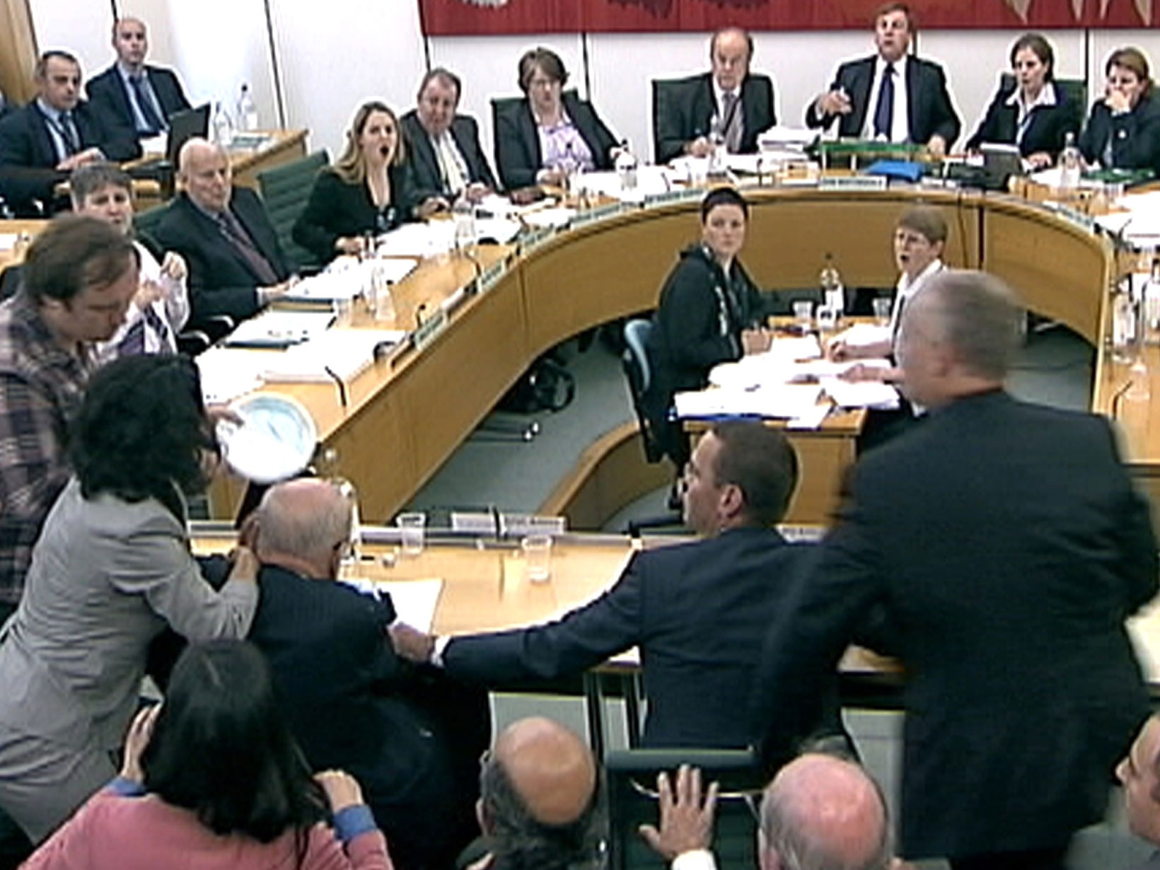 Ver v&iacute;deo  'Asalto a Rupert Murdoch en la comparecencia del Parlamento brit&aacute;nico'