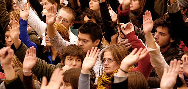 Una asamblea de estudiantes universitarios.