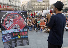 Un cartel en contra de la visita del papa Benedicto XVI con motivo de la Jornada Mundial de la Juventud 2011 es mostrado durante una asamblea del Movimiento 15M Un cartel en contra de la visita del papa Benedicto XVI con motivo de la Jornada Mundial de la Juventud 2011 es mostrado durante una asamblea del Movimiento 15M