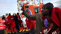 Ir al Video&nbsp;Ascienden a 27 los inmigrantes rescatados en aguas del Estrecho, tras ser interceptada una tercera patera
