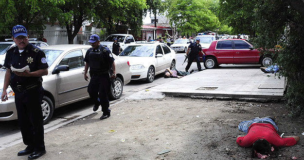 Vista de la escena del crimen en la que se observan algunas de las once personas que fueron asesinadas