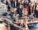 Siempre interesado en reforzar las relaciones transatl&aacute;nticas, le uni&oacute; una cari&ntilde;osa amistad con el presidente Kennedy, al que acompa&ntilde;&oacute; haciendo footing por las calles de Dallas el aciago d&iacute;a de su asesinato, en 1963.