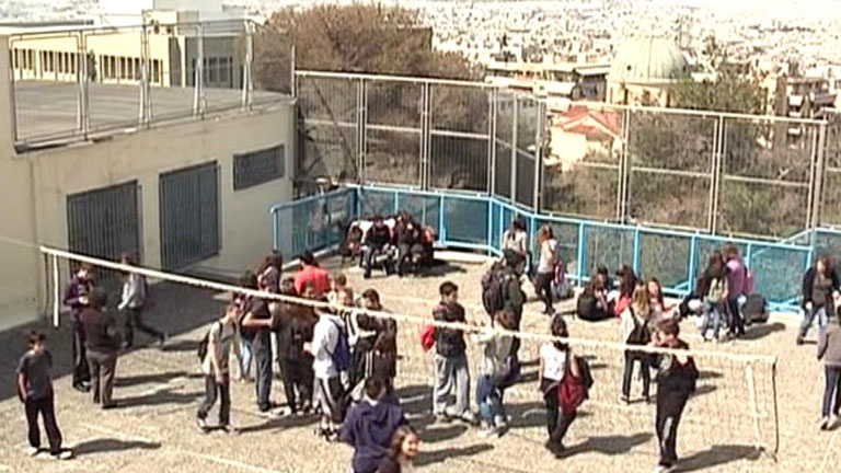La asfixia econ&oacute;mica de Grecia se palpa en sus calles y escuelas