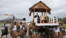 As&iacute; fue el ex&oacute;tico aterrizaje de los duques de Cambridge en Tuvalu, en la Polinesia. Unos 10.500 lugare&ntilde;os, la mitad de la poblaci&oacute;n de la isla, acudieron a recibir a la pareja.