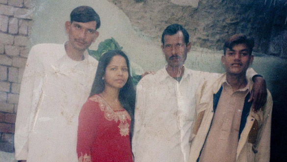 Asia Bibi (izquierda) junto a su familia