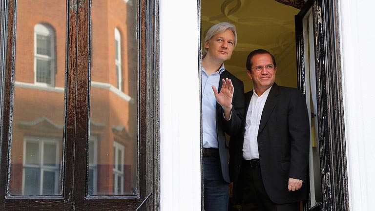 Assange, un a&ntilde;o 'refugiado' en la embajada de Ecuador en Londres con el ciberespionaje en auge