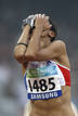 Assia ElHannouni, de Francia, celebra su victoria, tras ganar la medalla de oro en los 200 metros, categor&iacute;a T12.