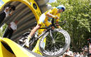 Alberto Contador sufri&oacute; mucho para defender su maillot amarillo en la pen&uacute;ltima etapa, una contrarreloj de 51 km entre Burdeos y Pauillac.