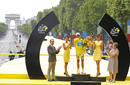 Alberto Contador, con su habitual gesto del pistolero, se enfunda su tercer Tour de Francia, la quinta gran Vuelta de su carrera, tras haber ganado tambi&eacute;n un Giro y un Tour.