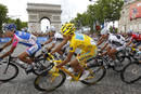 La &uacute;ltima etapa en Par&iacute;s sirvi&oacute; para el homenaje de los corredores, que pasaron por delante del Arco del Triunfo.
