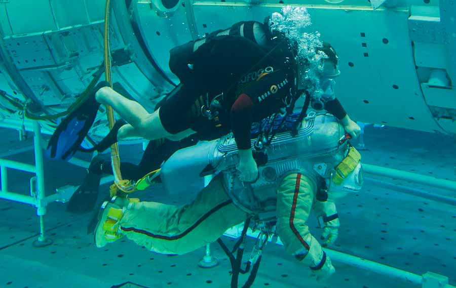 Astronauta bajo el agua