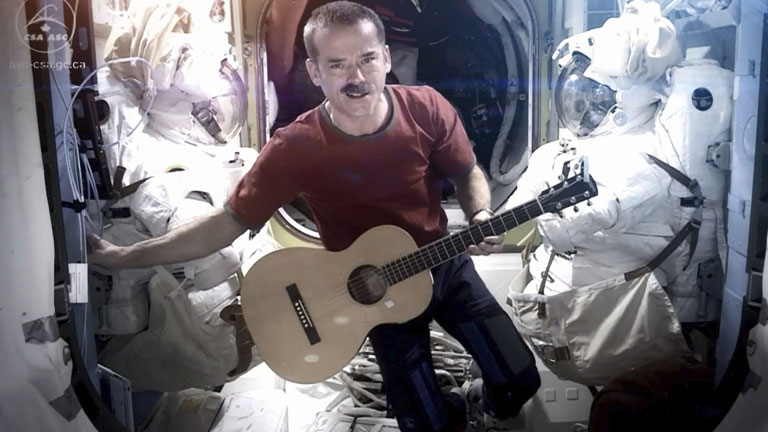 El astronauta Chris Hadfield se despide de la Estaci&oacute;n Internacional con "Space Oddity"