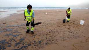Ver v&iacute;deo  'En Asturias, media docena de playas est&aacute;n cerradas por un vertido de fuel'