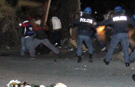 Un ataque a inmigrantes genera enfrentamientos en el sur de Italia