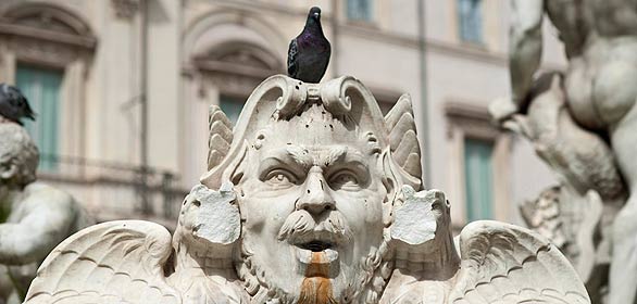 Dos figuras de la Fontana del Moro han resultado da&ntilde;adas