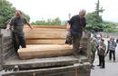 Hombres georgianos, detenidos por la milicia de Osetia del Sur, descargan ata&uacute;des del furg&oacute;n de un cami&oacute;n hoy, 15 agosto de 2008, en Tskhinvali (Georgia). Las autoridades de Oset&iacute;a del Sur declararon que aproximadamente el 80 por ciento de la poblaci