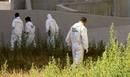 Varios miembros de la Polic&iacute;a Judicial de la Guardia Civil rastrean la zona cercana al cuartel de la Benem&eacute;rita en Palmanova.