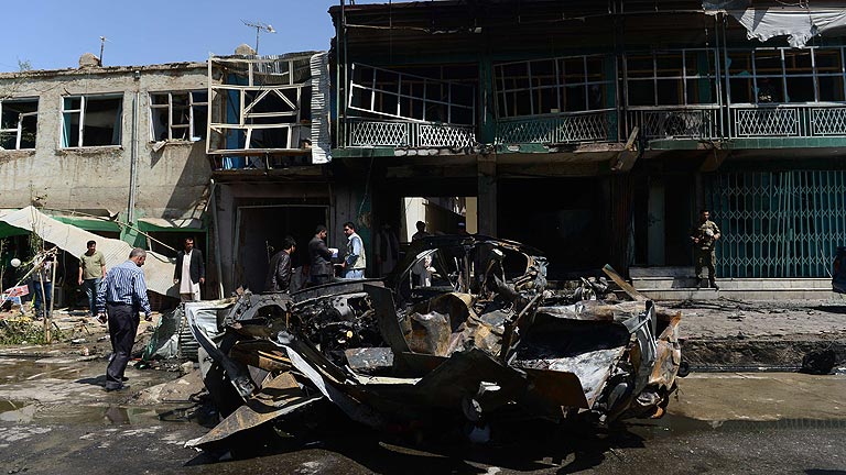 Un atentado suicida contra un convoy de la OTAN en Kabul causa al menos seis muertos 