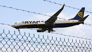 Ver v&iacute;deo  'Aterrizaje de emergencia en El Prat de un avi&oacute;n de Ryanair que iba a Reus'