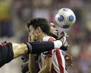 El partido fue de entrega y lucha, como muestran Iraola y Yaya Tour&eacute;.