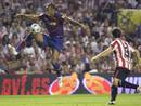 El franc&eacute;s Thierry henry se asoci&oacute; con su compatriota Eric Abidal en la banda izquierda.