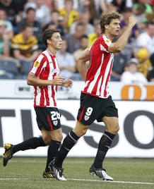 Fernando Llorente celebra con Oscar de Marcos el primer gol ante el BSC Young Boys, equipo al que eliminaron en la ronda previa de la UEFA. Fernando Llorente celebra con Oscar de Marcos el primer gol ante el BSC Young Boys, equipo al que eliminaron en la ronda previa de la UEFA.