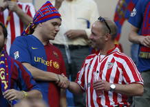 Aficionados del FC Barcelona y del Athletic Club se saludan en el estadio Vicente Calder&oacute;n de Madrid.