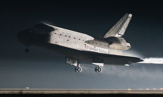 El Atlantis aterriza con &eacute;xito y pone fin a la era de los transbordadores