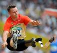 El atleta alem&aacute;n Heinrich Popow vuela en el estadio en la prueba de salto de longitud.