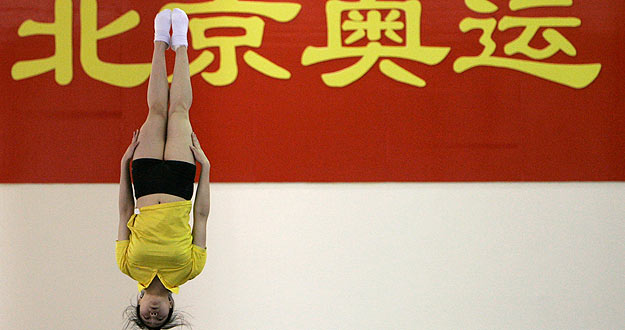 Una atleta China practica un salto desde el trampol&iacute;n en una sesi&oacute;n de entrenamiento.