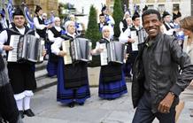 El atleta maratoniano Haile Gebreselassie sonr&iacute;a a su llegada a Oviedo, donde recibir&aacute; el Pr&iacute;ncipe de Asturias de los Deportes por su carrera deportiva y su labor humanitaria.