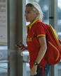 La atleta Marta Dom&iacute;nguez en la Terminal 4 del aeropuerto de Madrid-Barajas para viajar a Londres, donde participar&aacute; en la prueba de 3.000 obst&aacute;culos de los Juegos de 2012.