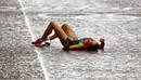 La atleta portuguesa Ana Dulce Felix se tiende en el suelo tras cruzar la meta del marat&oacute;n femenino.