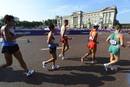 Los atletas de 50 ki&oacute;metros marcha a su paso por el Palacio de Buckingham