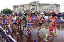 Las atletas a su paso por el Palacio de Buckingham