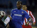 Drogba controla el bal&oacute;n ante la mirada del defensa atl&eacute;tico Juanito.