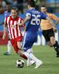 El delantero del Atl&eacute;tico de Madrid, Diego Mart&iacute;n Forl&aacute;n (i) intenta arrebatar el bal&oacute;n al defensa del Chelsea, John Terry