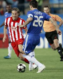 El delantero del Atl&eacute;tico de Madrid, Diego Mart&iacute;n Forl&aacute;n (i) intenta arrebatar el bal&oacute;n al defensa del Chelsea, John Terry