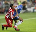 Reyes se las tuvo que ver en la banda derecha, izquierda del Chelsea, con el lateral ingl&eacute;s Ashley Cole.