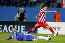 Simao Pedro Fonseca (d) arrebata el bal&oacute;n al defensa del Chelsea, Alex